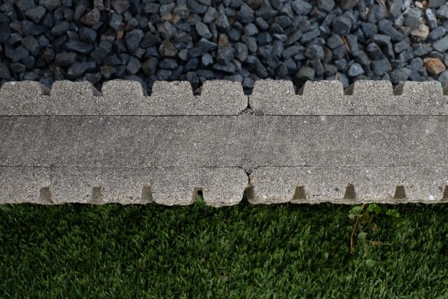 ブロック塀の境界線